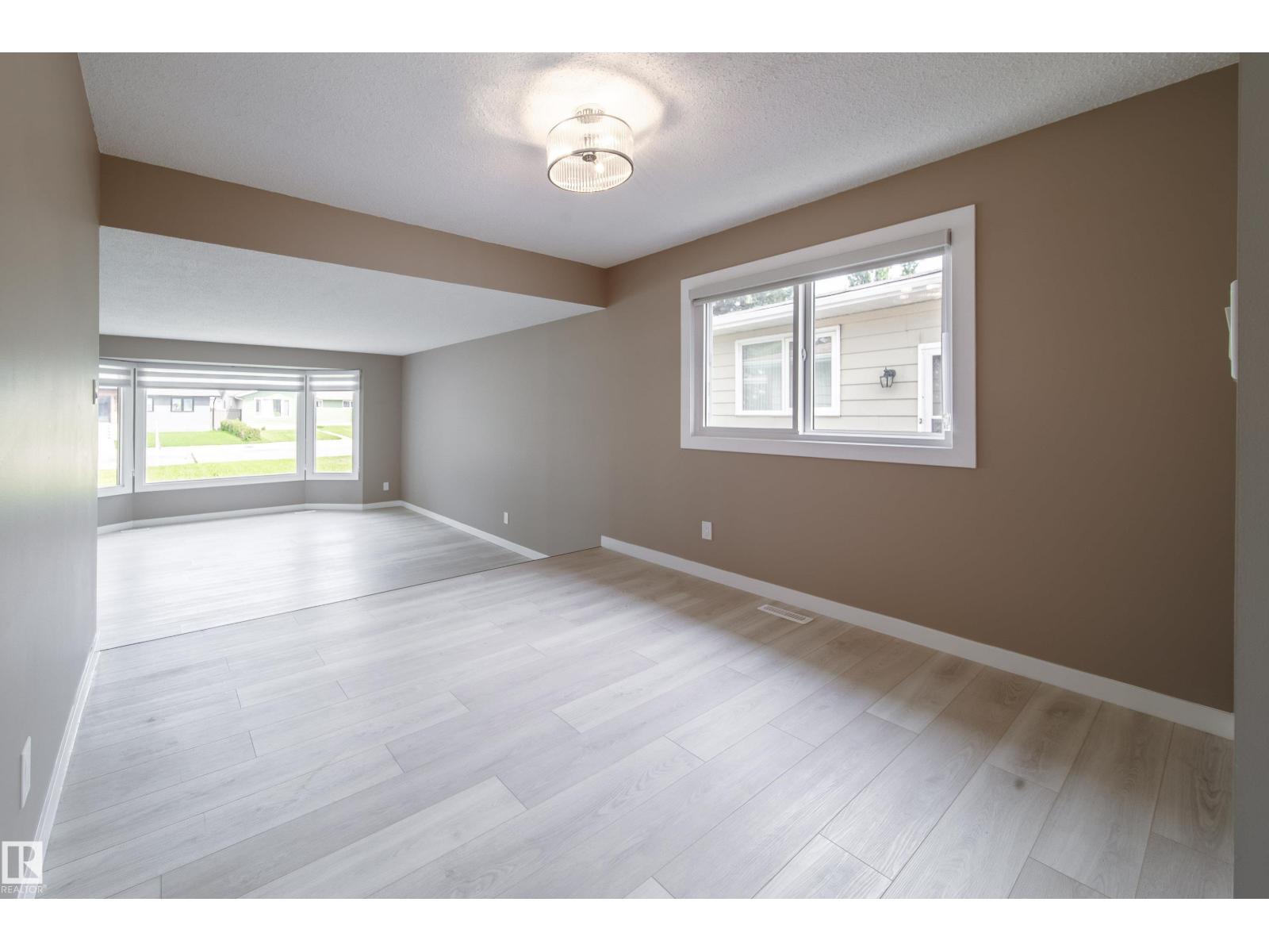 6907 19 AV NW - 12