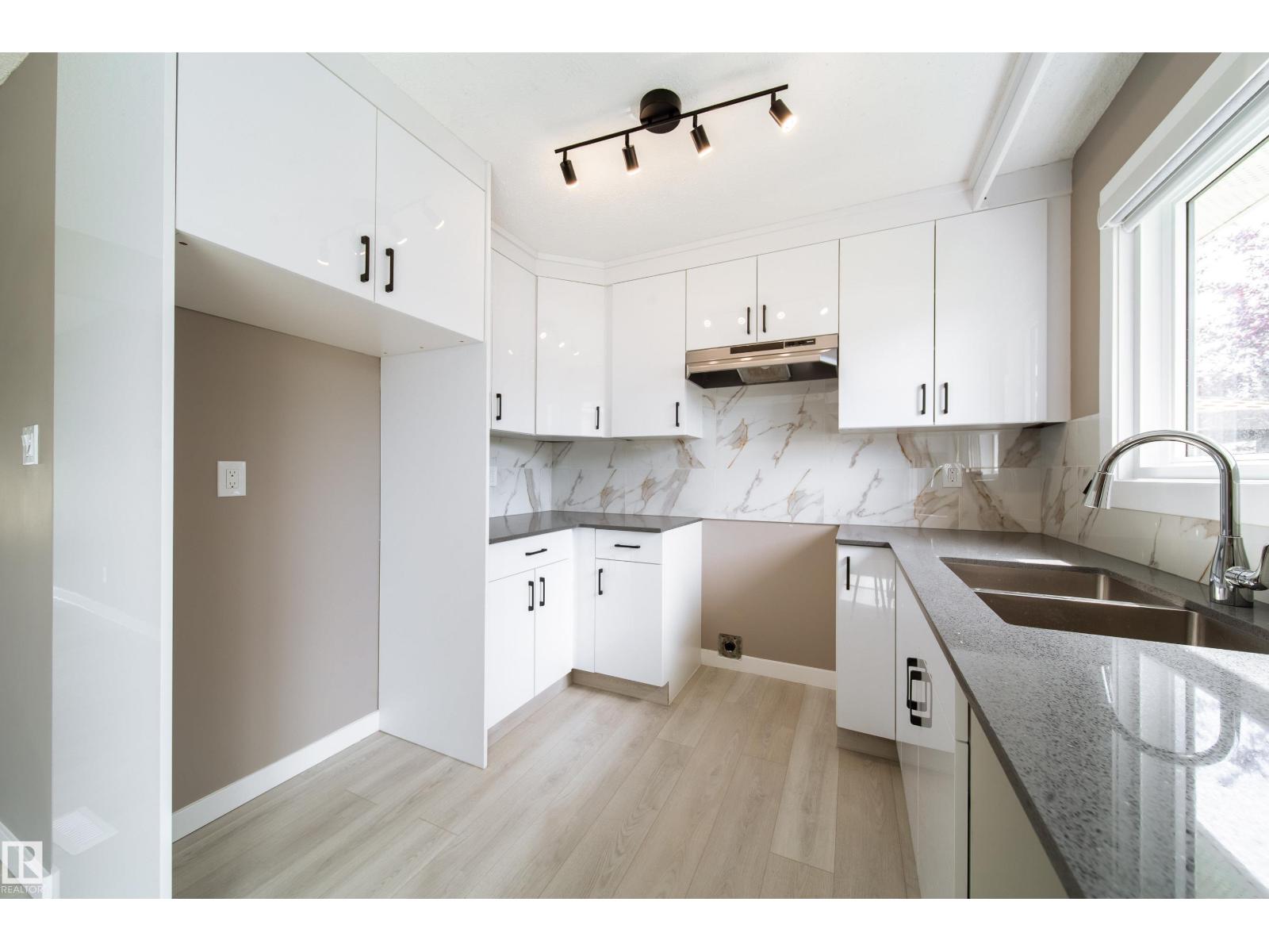 6907 19 AV NW - 16