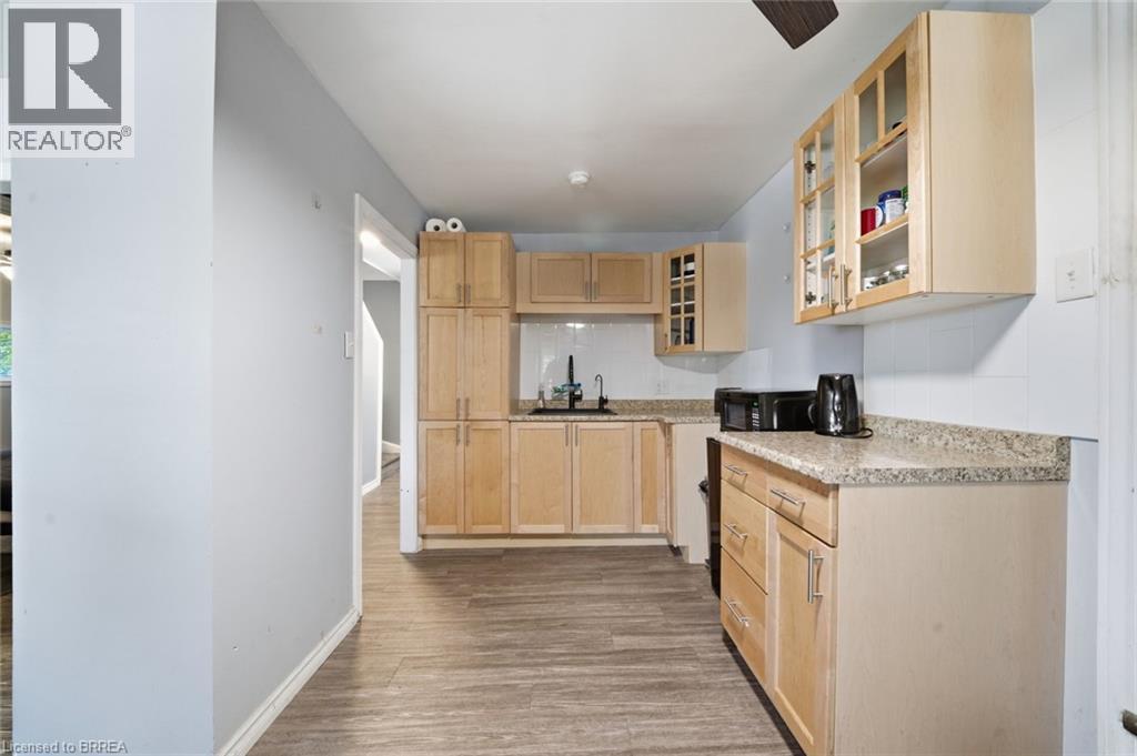 42 DUNDAS Street E - Image 6