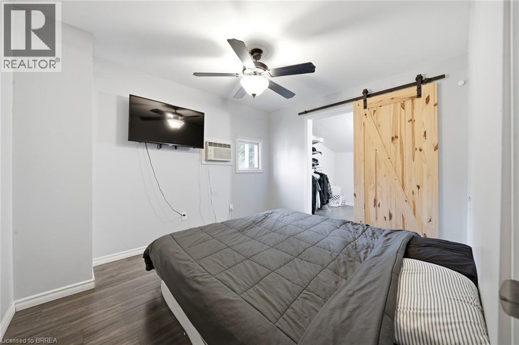 42 DUNDAS Street E - 12