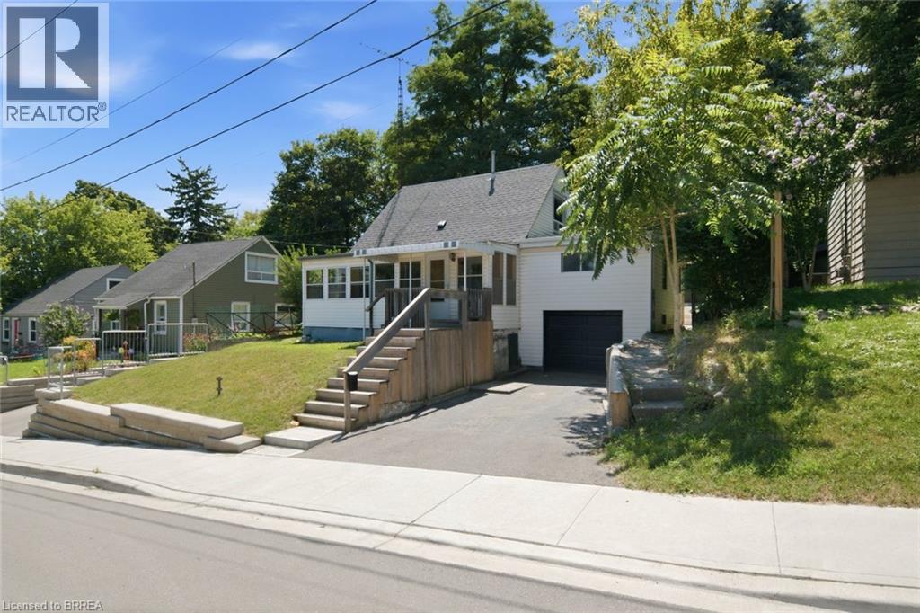 42 DUNDAS Street E - 2