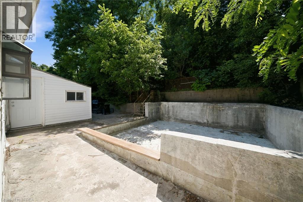 42 DUNDAS Street E - 22