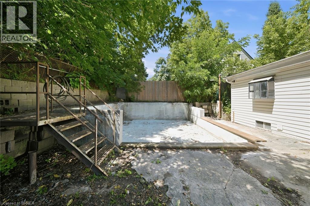42 DUNDAS Street E - 24