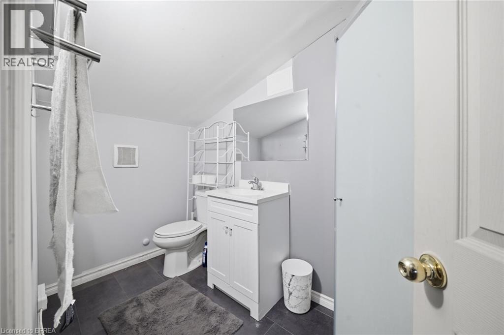 42 DUNDAS Street E - 14