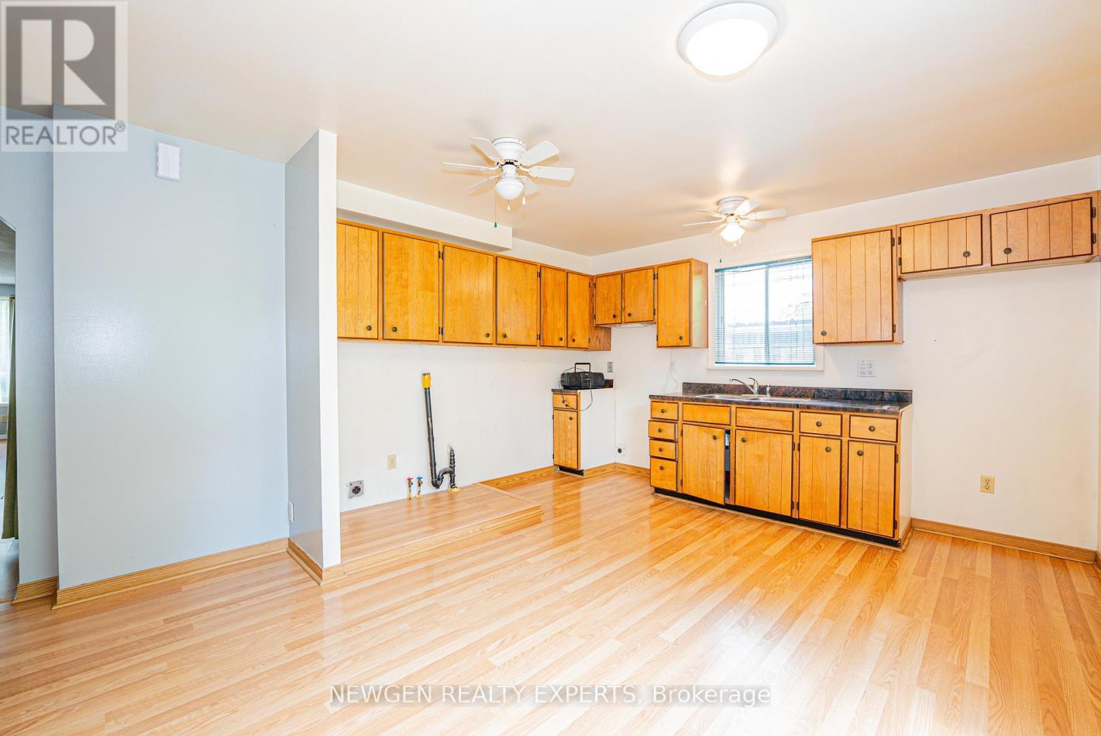 1070 PELHAM AVENUE - 10