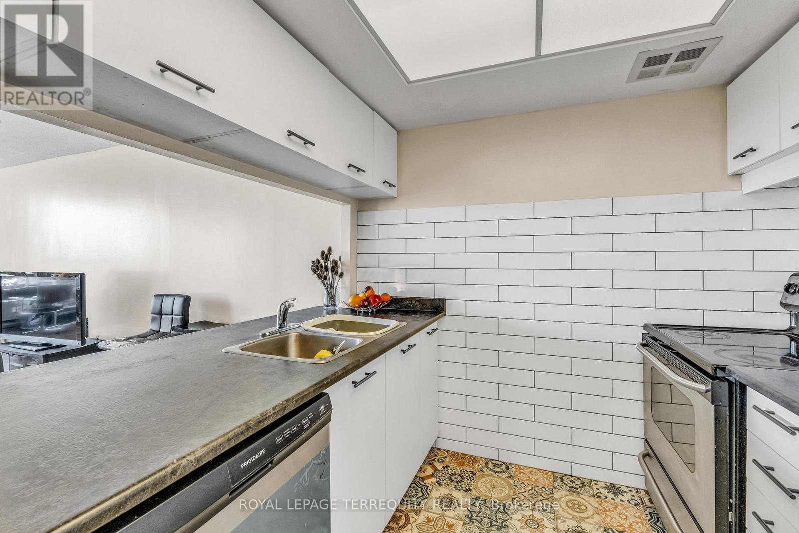 #1512 250 WEBB DRIVE - 4