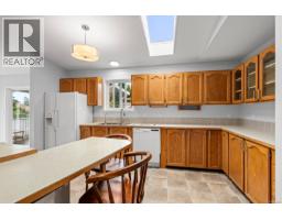 Kitchen - 2233 6th St E, Courtenay, BC V9N7T8 Photo 6