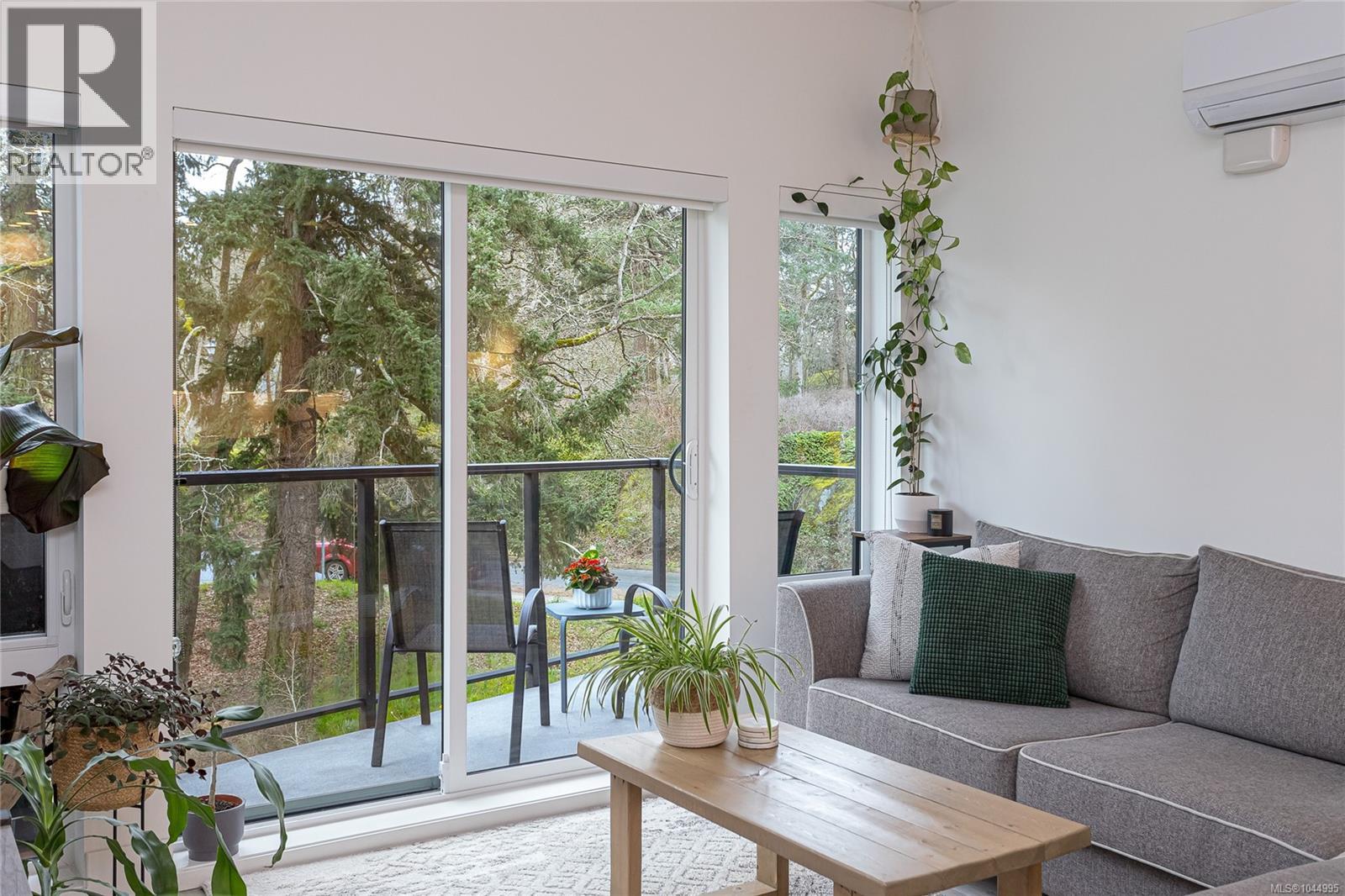 312 991 McKenzie Avenue, Saanich