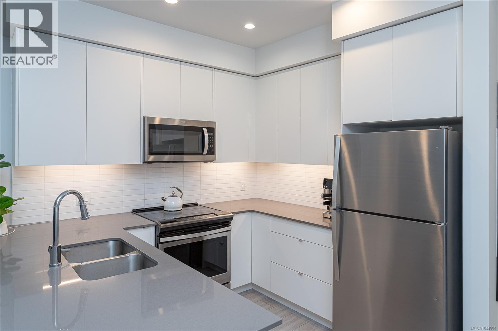 312 991 McKenzie Avenue, Saanich