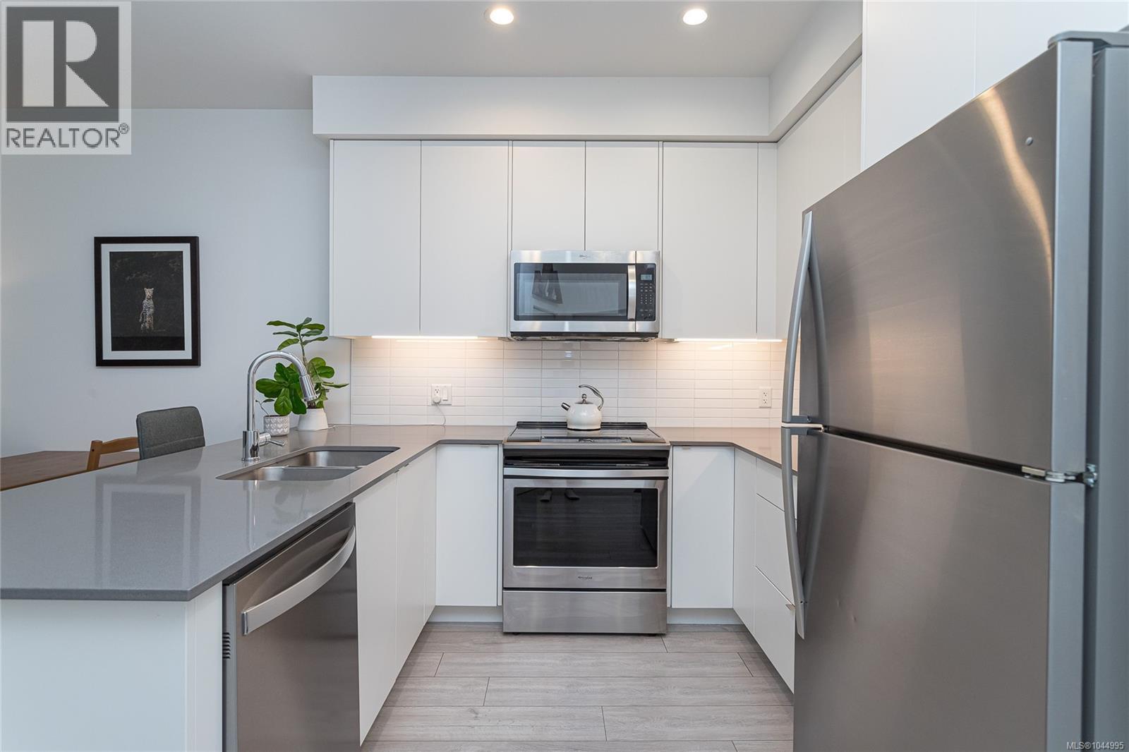 312 991 McKenzie Avenue, Saanich