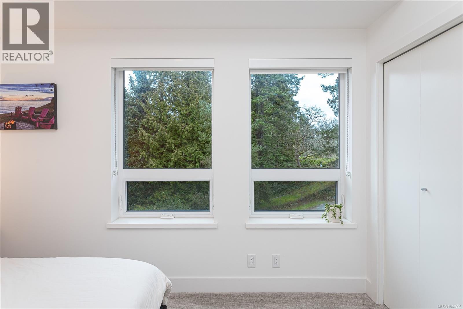 312 991 McKenzie Avenue, Saanich