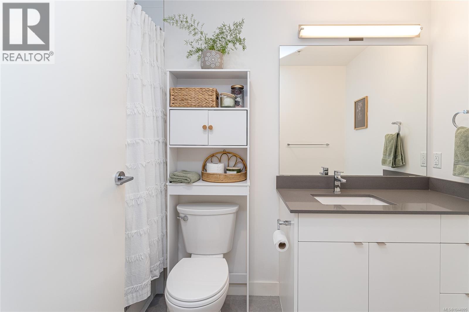312 991 McKenzie Avenue, Saanich