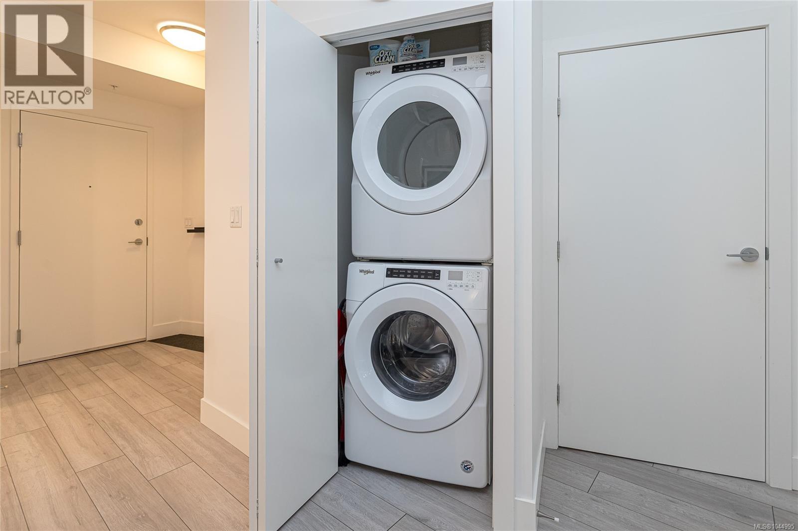 312 991 McKenzie Avenue, Saanich