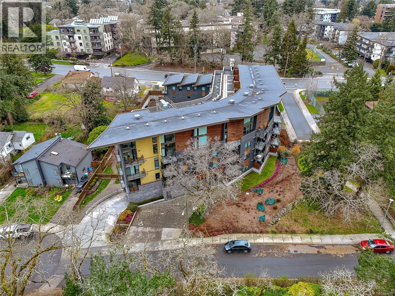312 991 McKenzie Avenue, Saanich