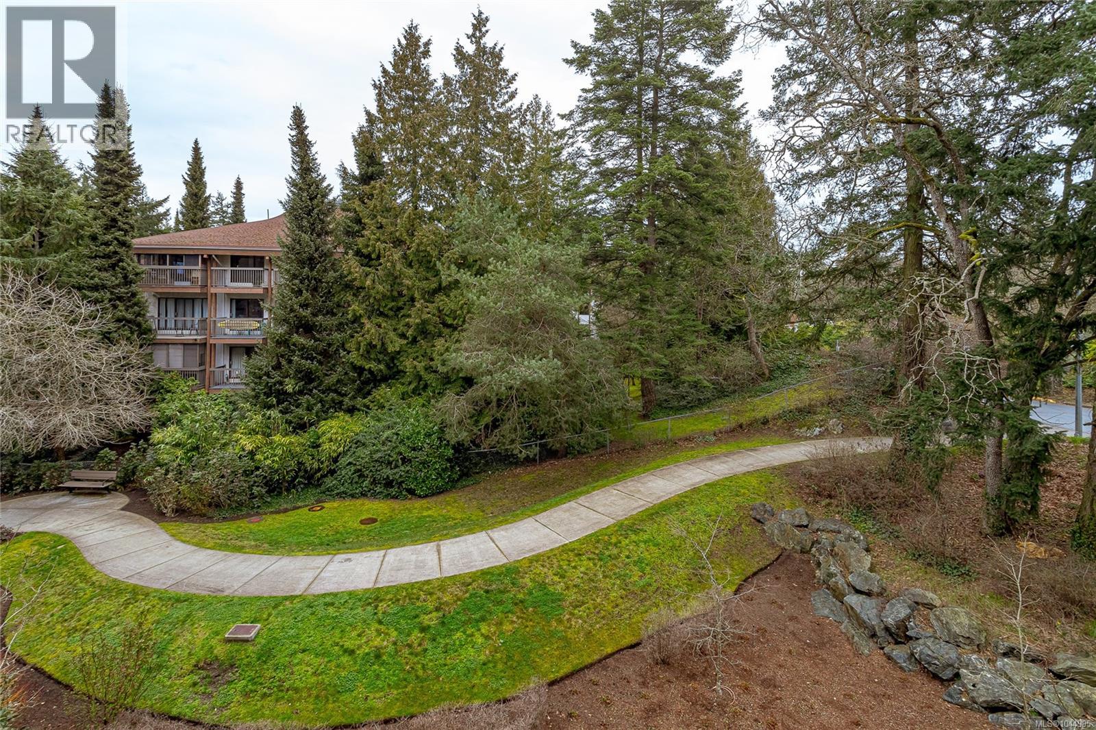 312 991 McKenzie Avenue, Saanich