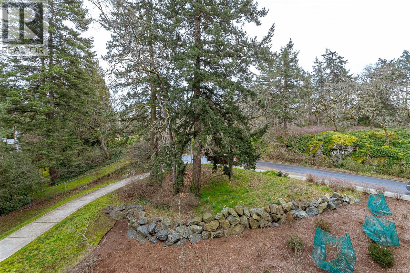 312 991 McKenzie Avenue, Saanich