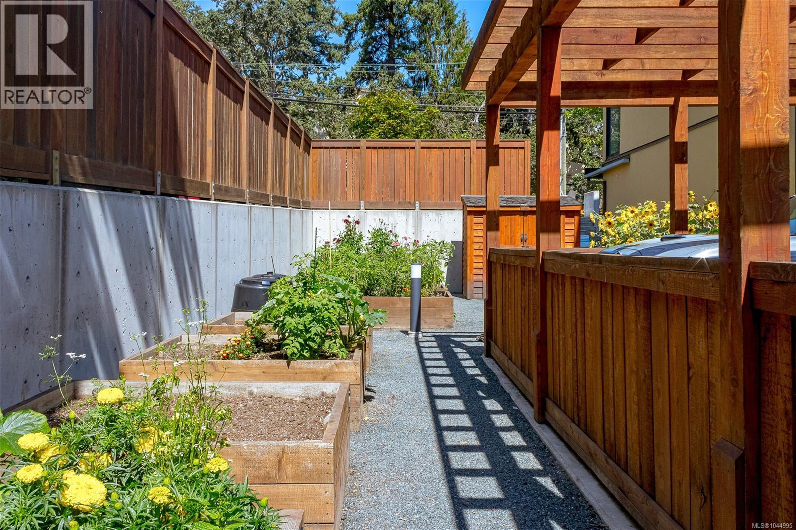 312 991 McKenzie Avenue, Saanich