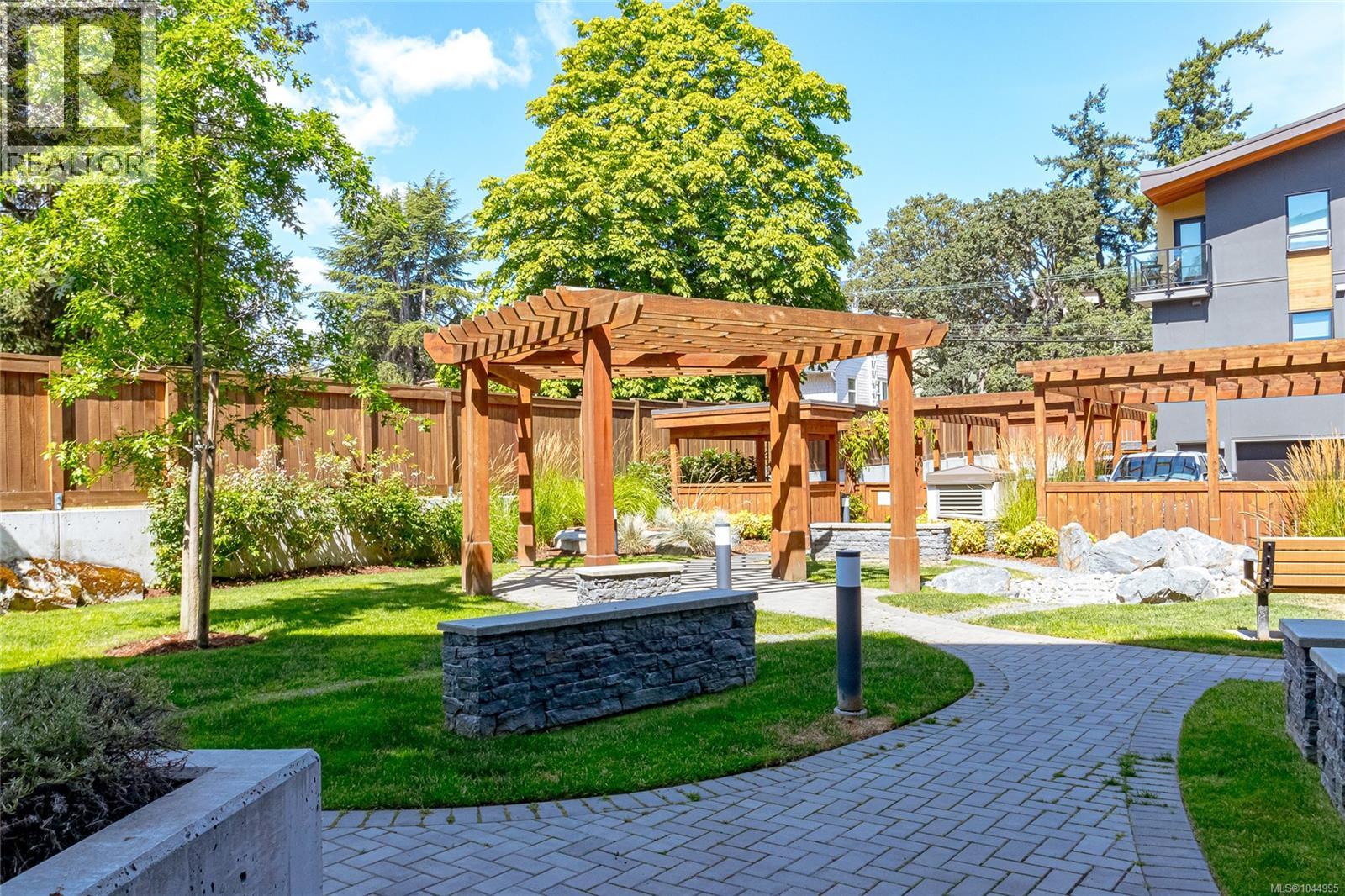 312 991 McKenzie Avenue, Saanich