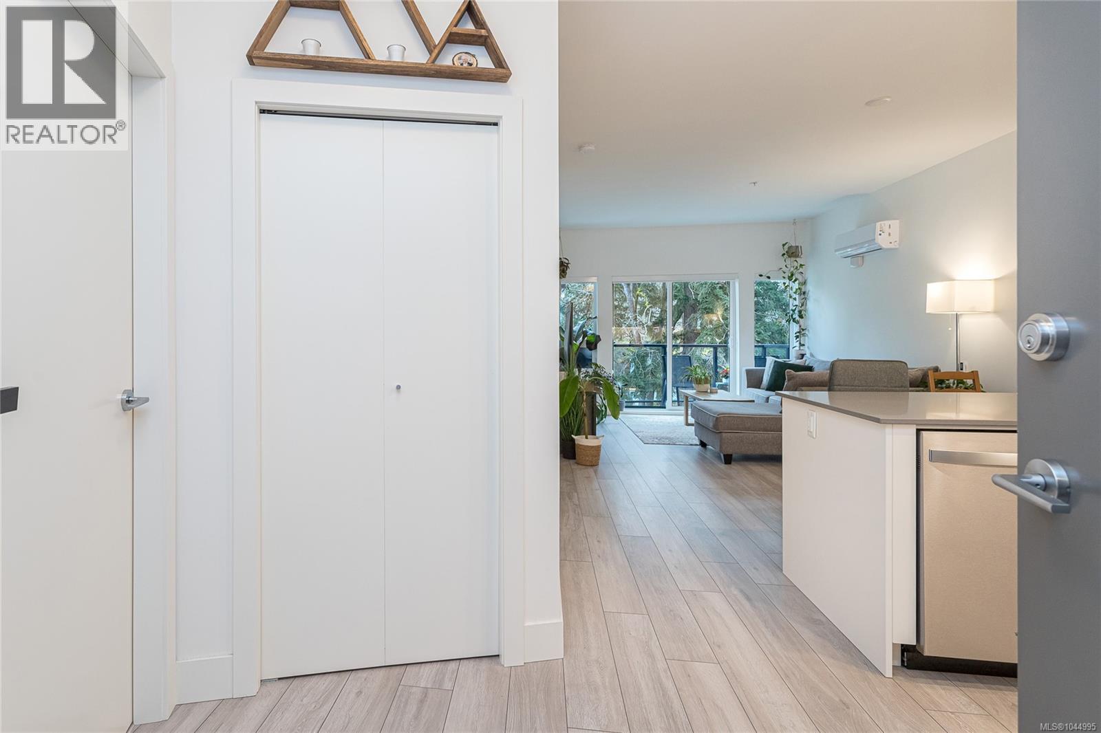 312 991 McKenzie Avenue, Saanich