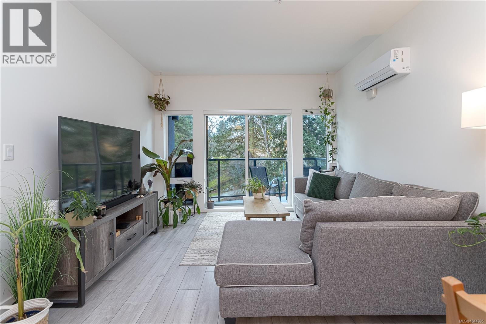 312 991 McKenzie Avenue, Saanich