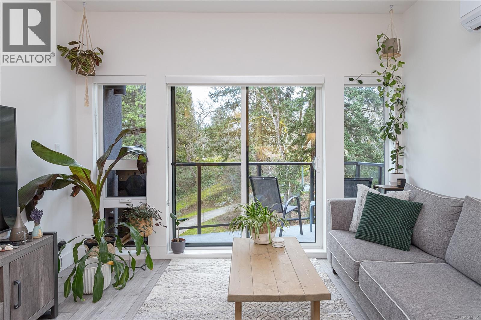 312 991 McKenzie Avenue, Saanich