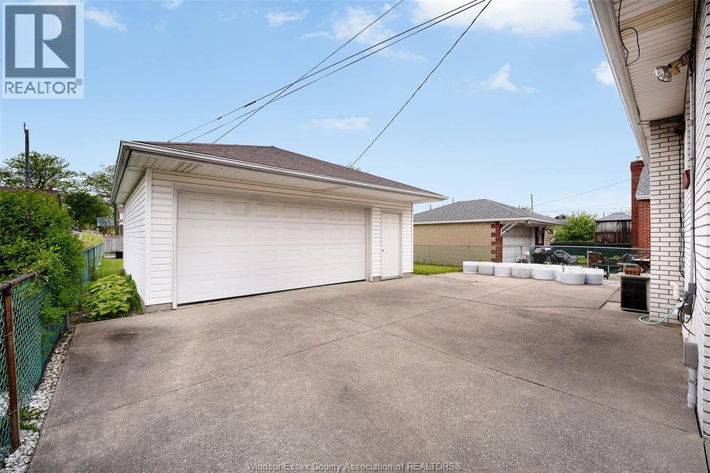 1639 LANGLOIS AVENUE - 34