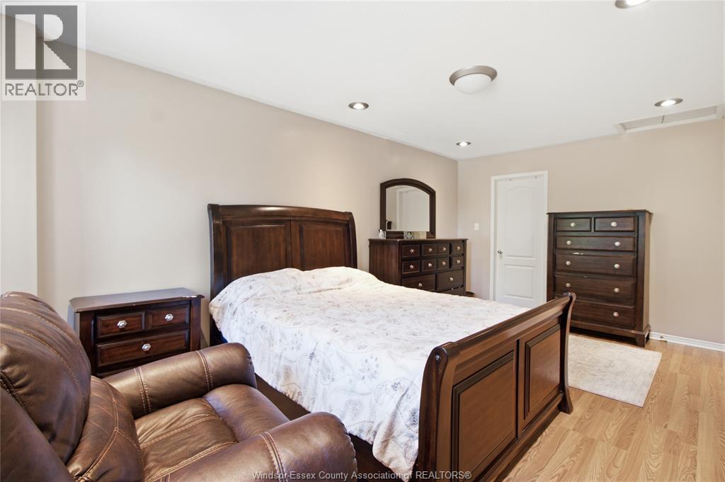 936 NORTH TALBOT ROAD - 22