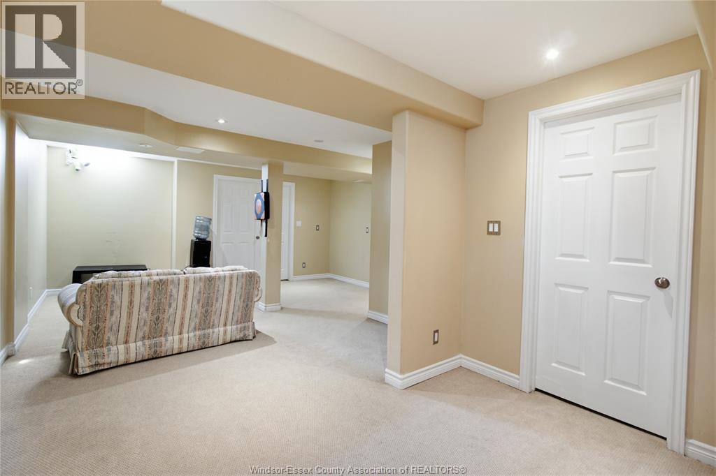 936 NORTH TALBOT ROAD - 27