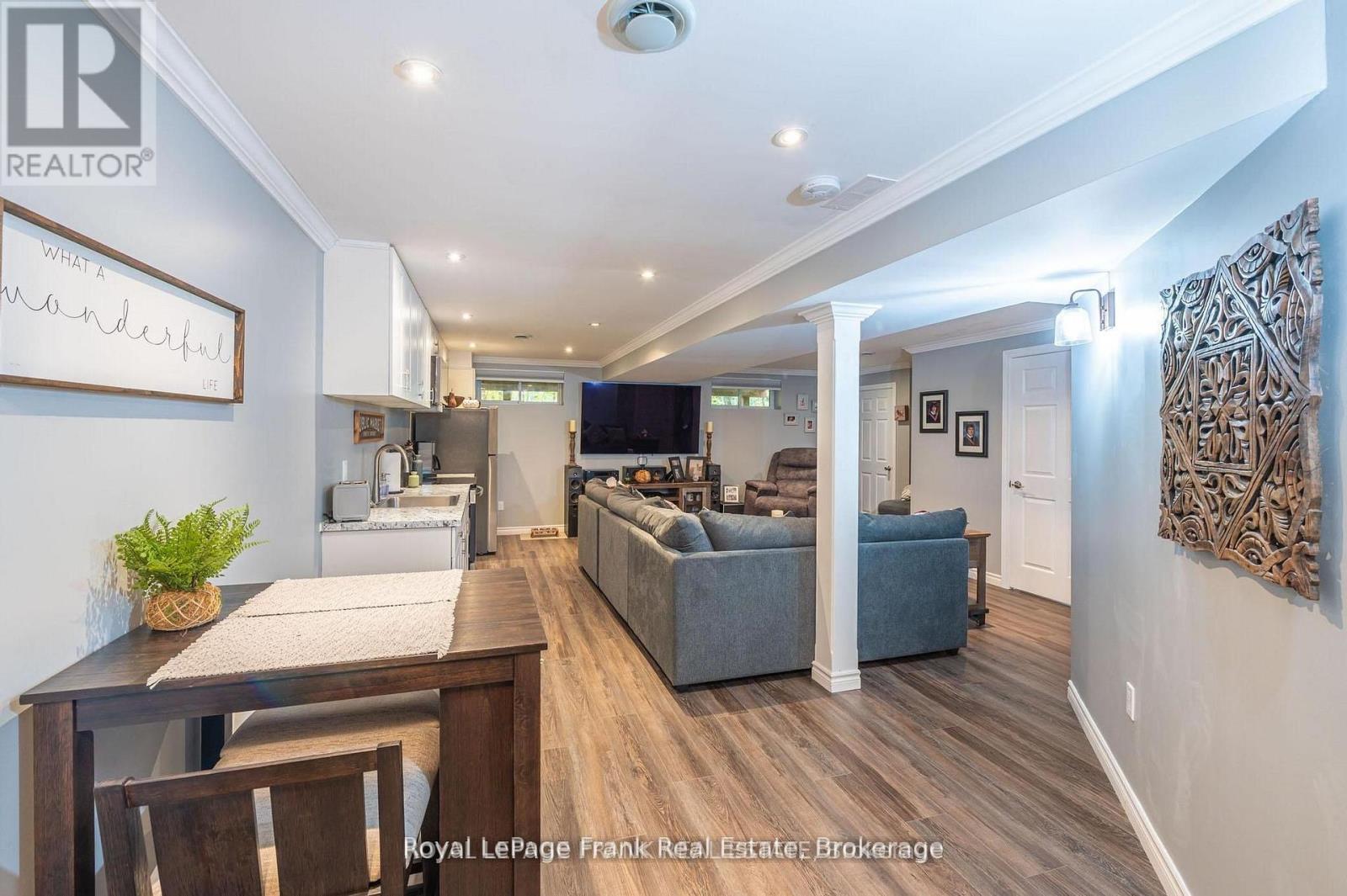 25 LAKELAND AVENUE - 24