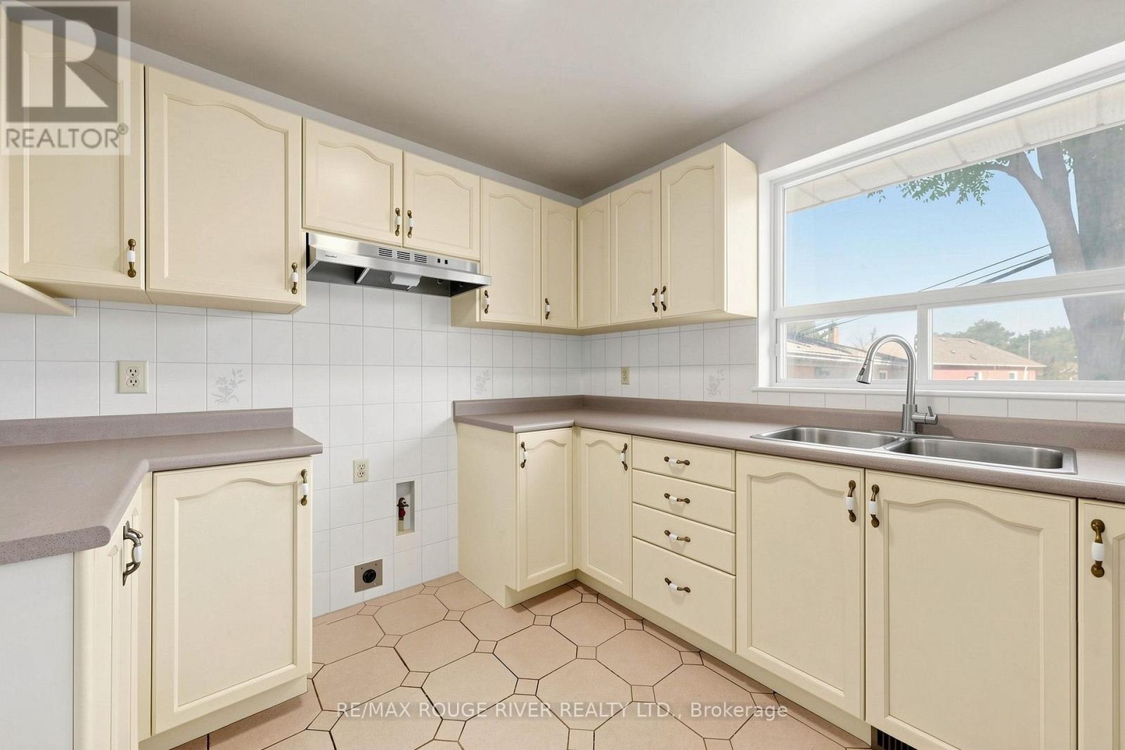 38 LOMBARDY CRESCENT - 10