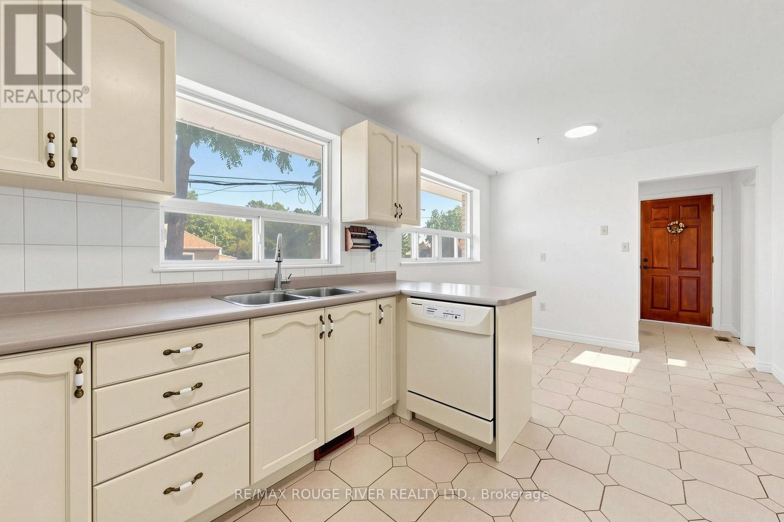 38 LOMBARDY CRESCENT - 11