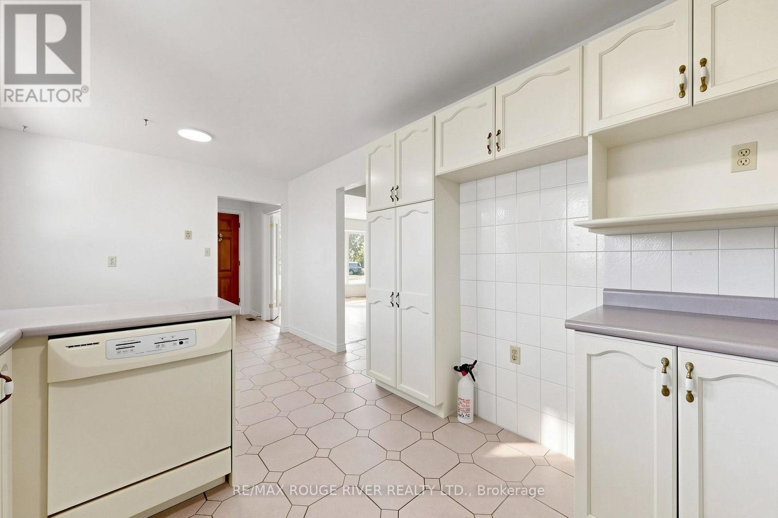 38 LOMBARDY CRESCENT - 12