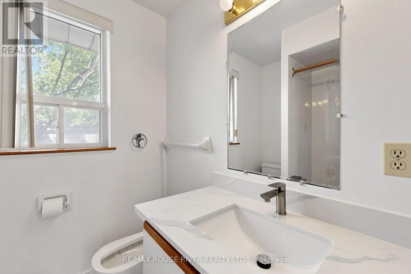 38 LOMBARDY CRESCENT - 24