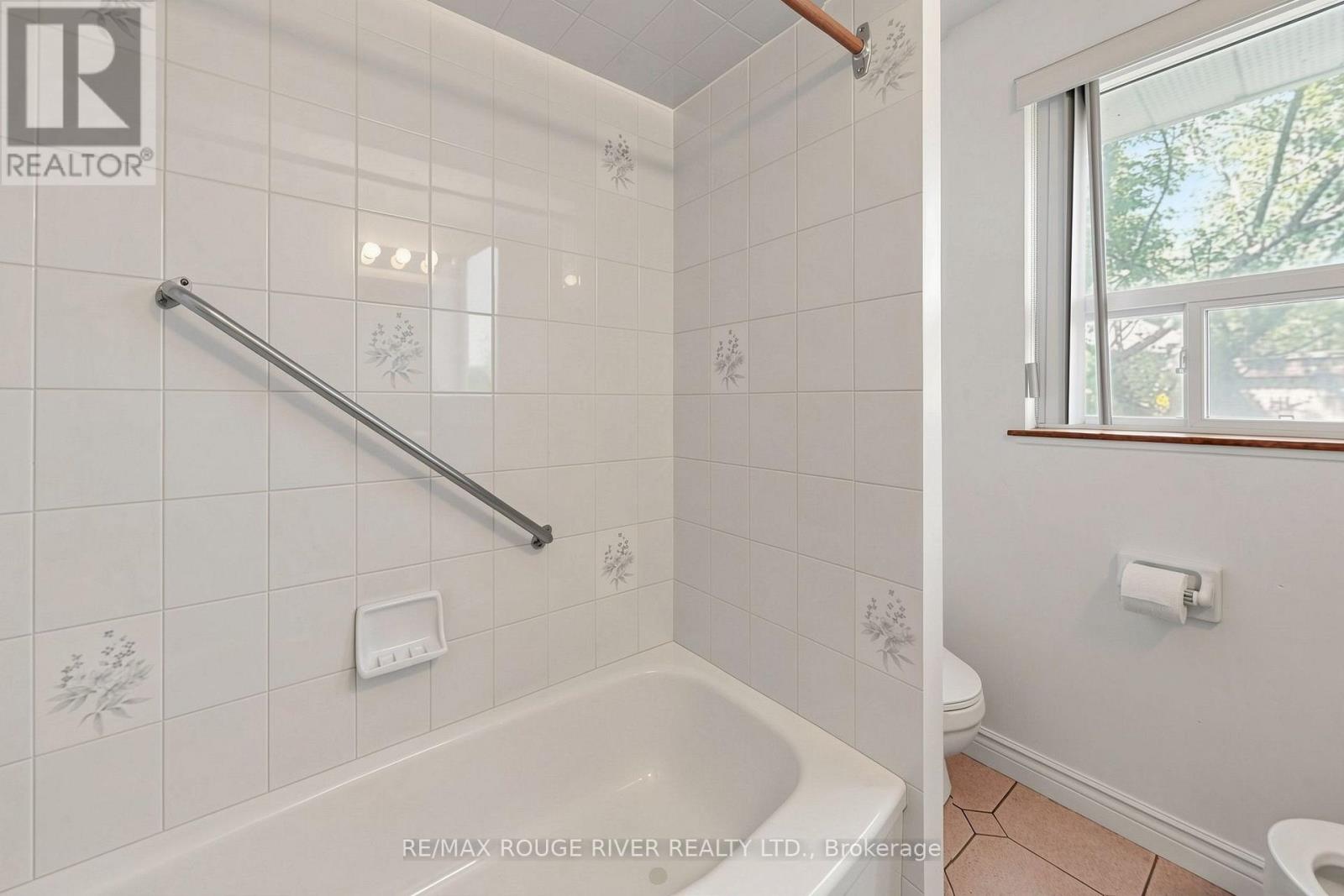 38 LOMBARDY CRESCENT - 25