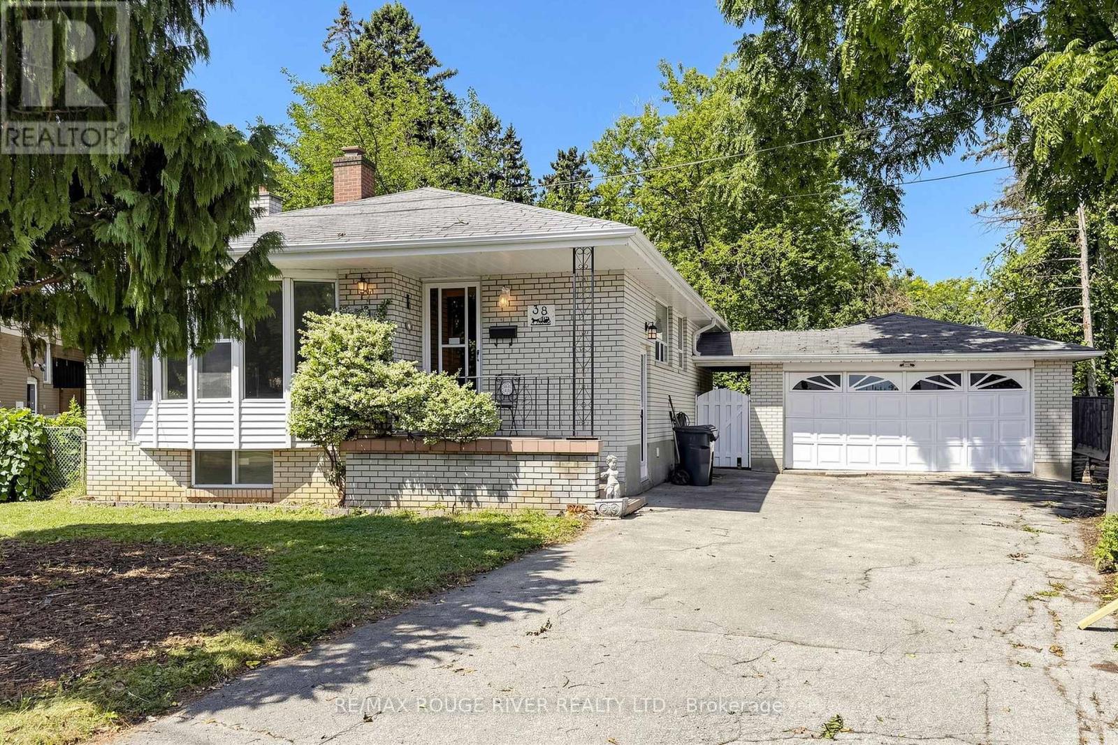 38 LOMBARDY CRESCENT - 3
