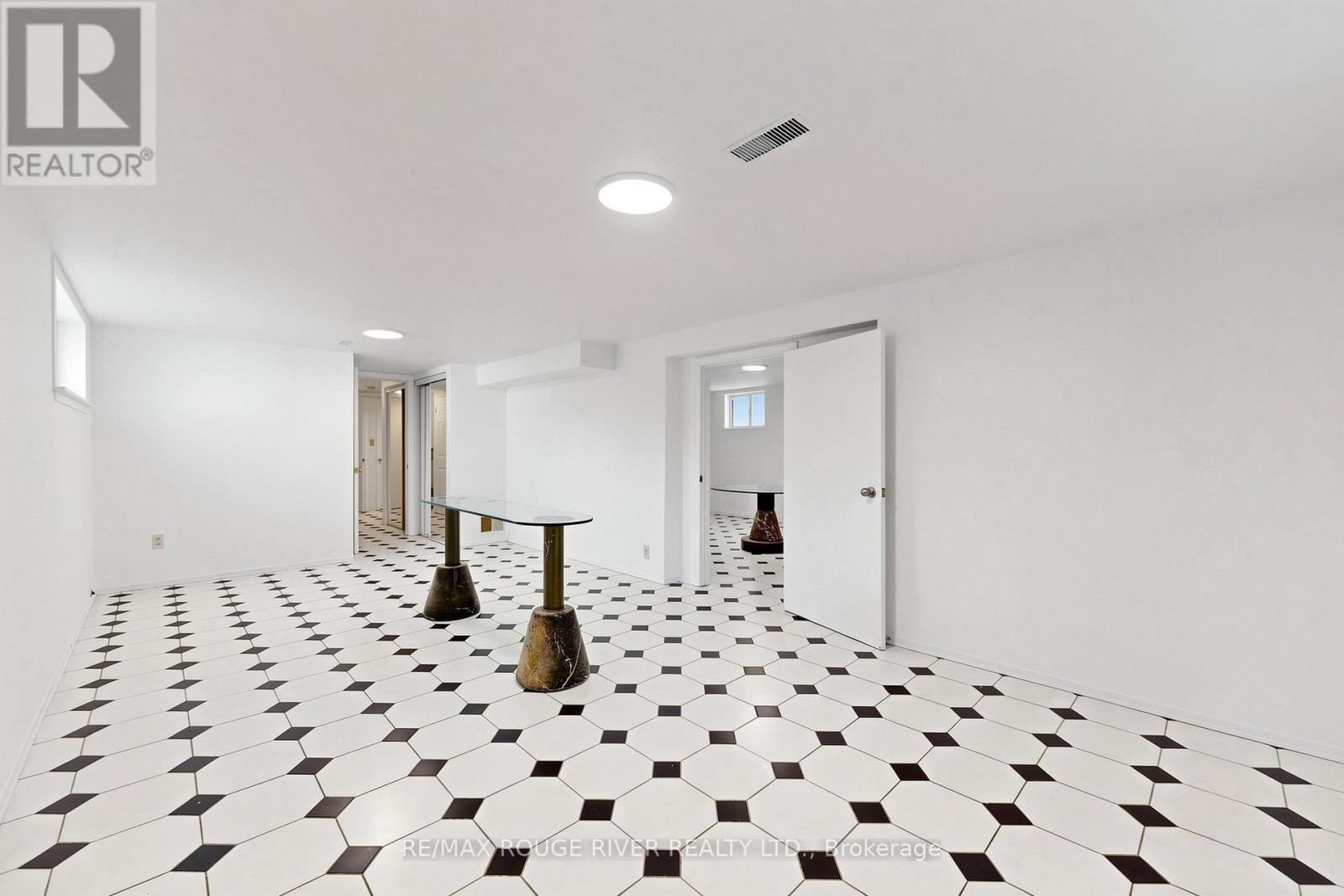 38 LOMBARDY CRESCENT - 30