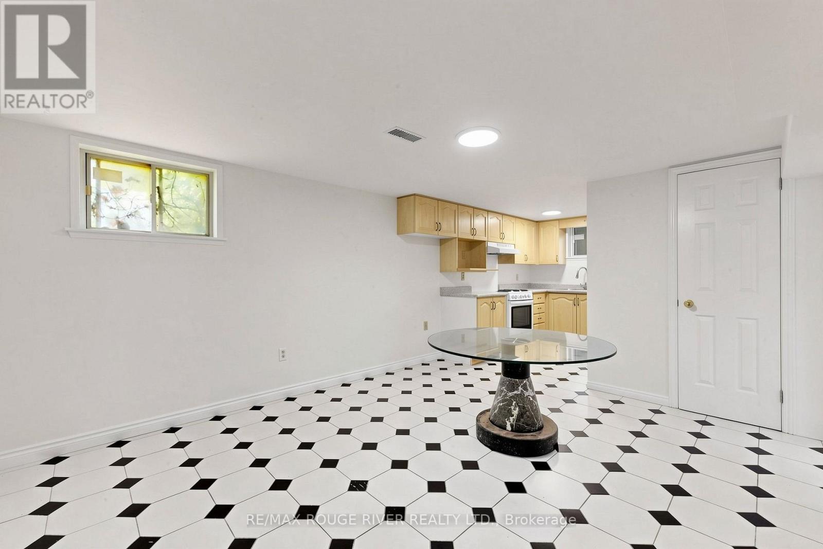 38 LOMBARDY CRESCENT - 31