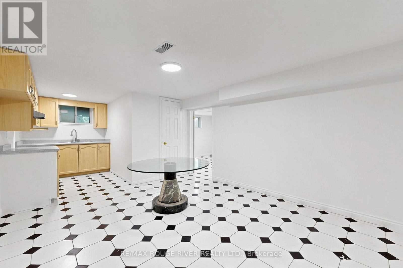 38 LOMBARDY CRESCENT - 33