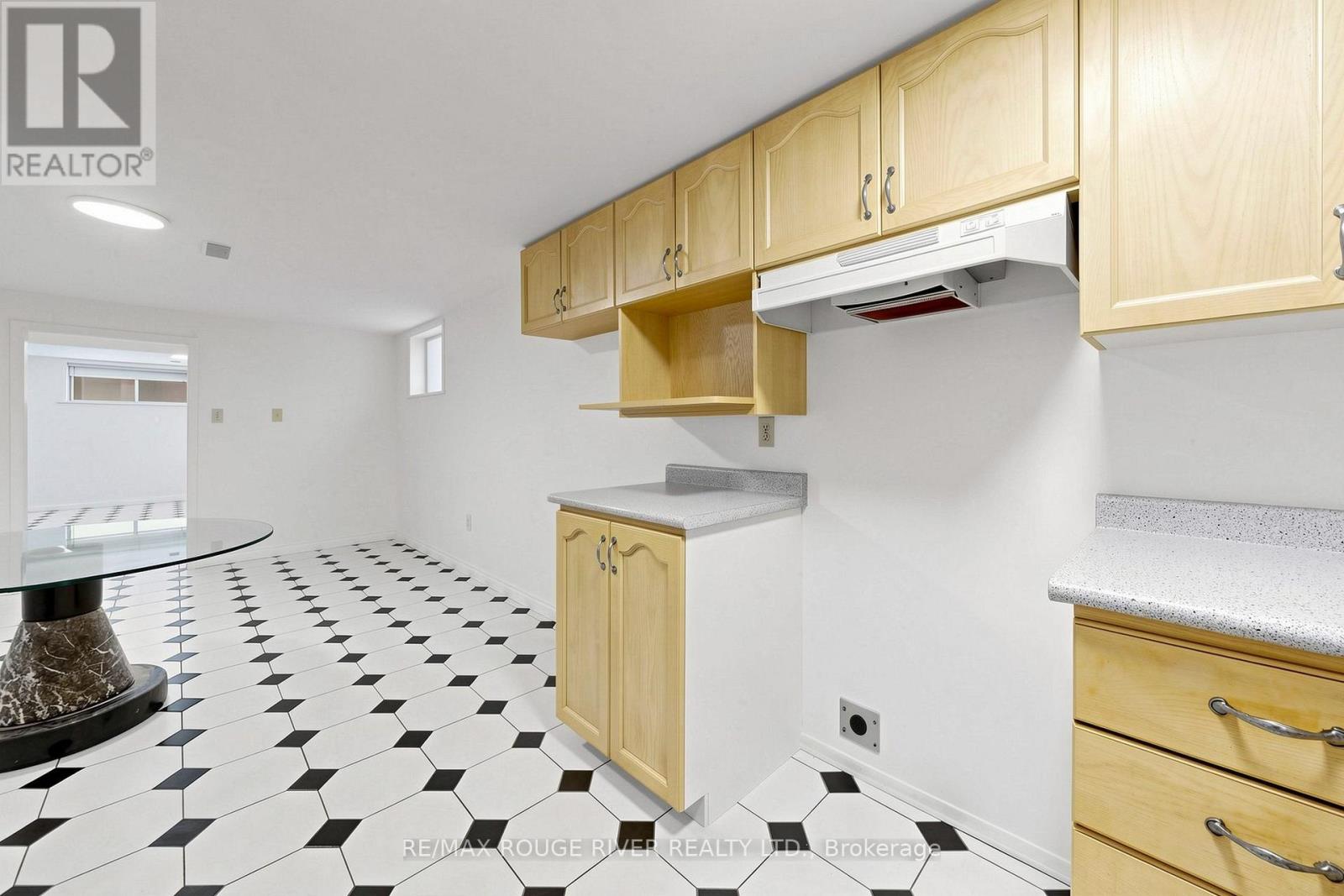 38 LOMBARDY CRESCENT - 35