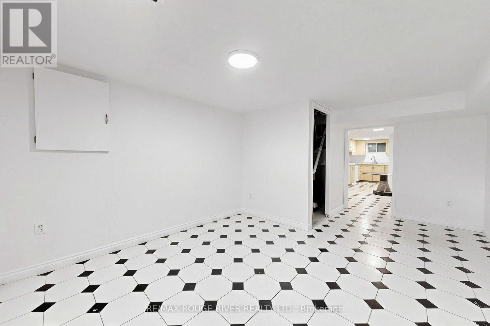 38 LOMBARDY CRESCENT - 37