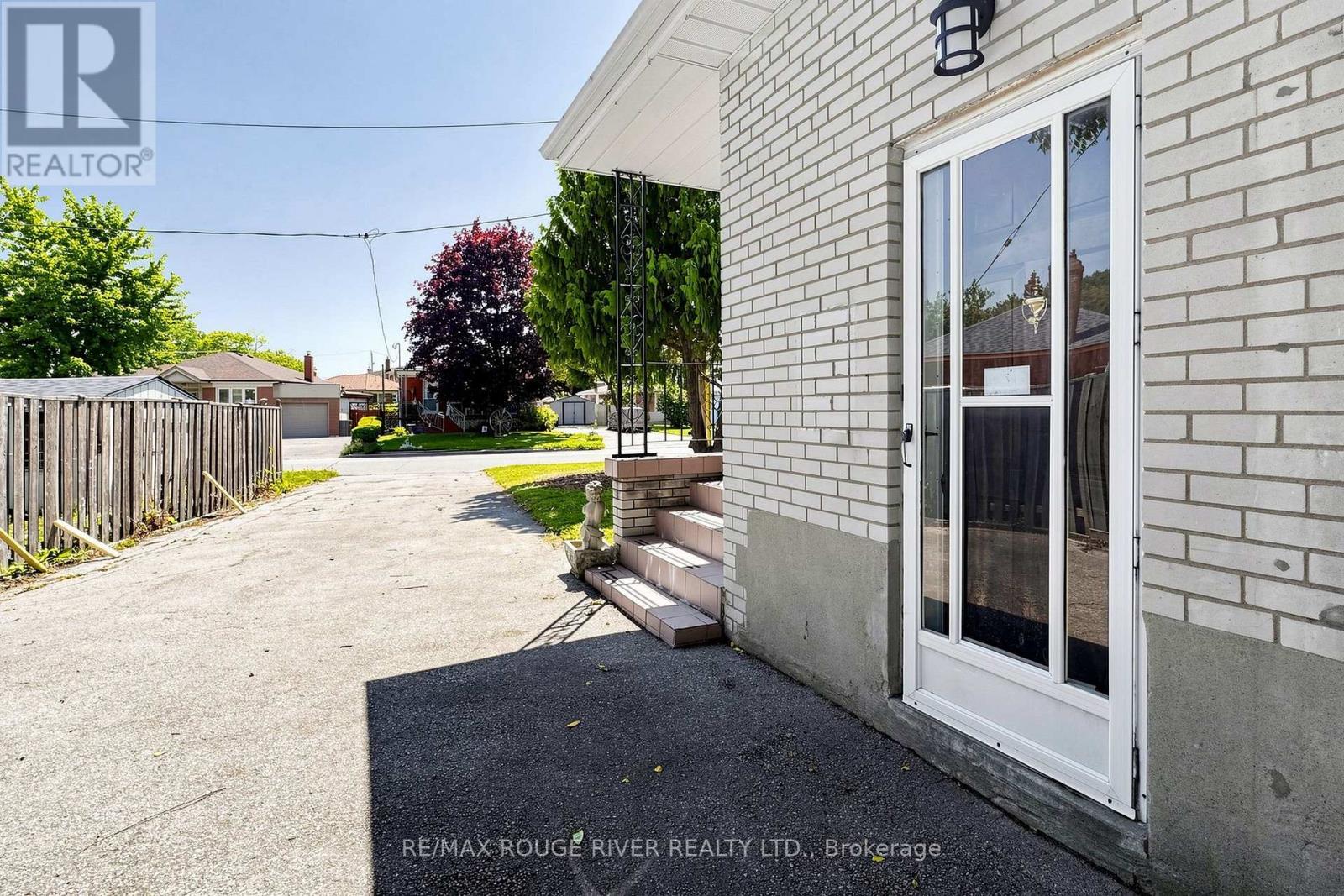 38 LOMBARDY CRESCENT - 41