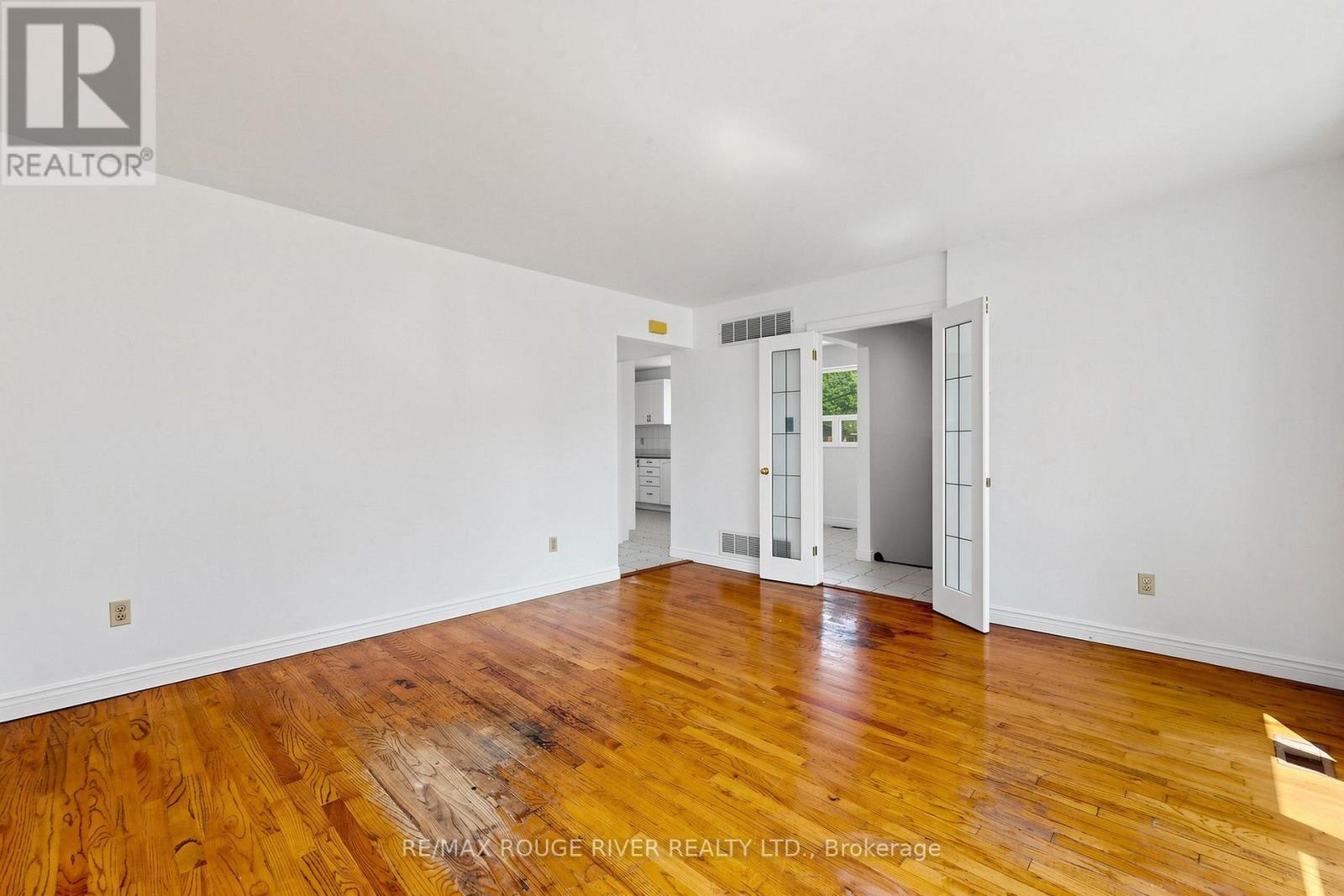 38 LOMBARDY CRESCENT - 6