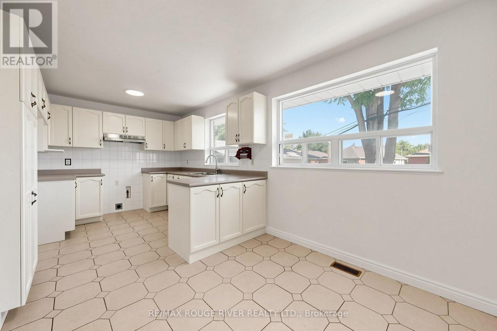 38 LOMBARDY CRESCENT - 8