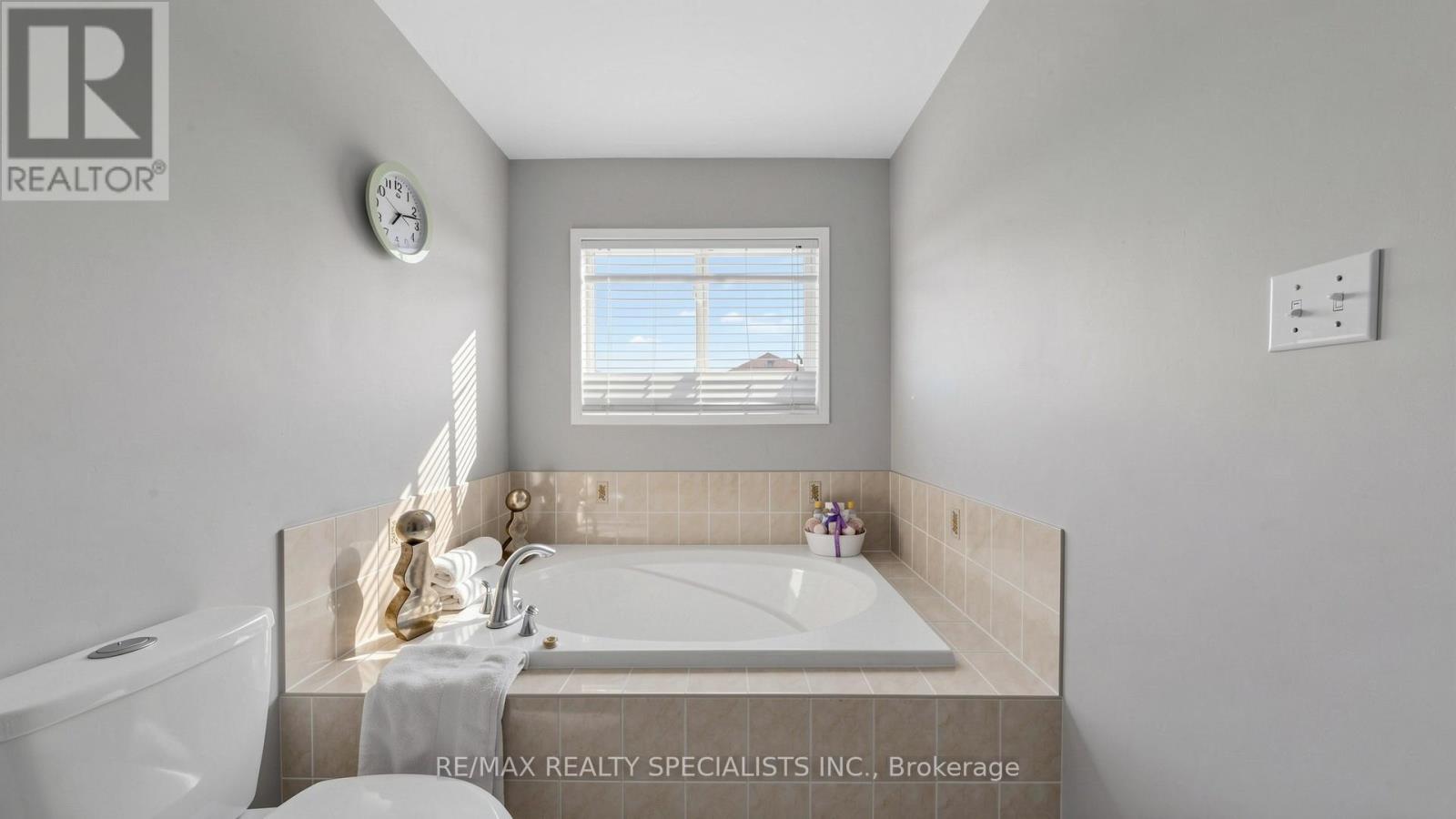 193 QUEEN MARY DRIVE - 29