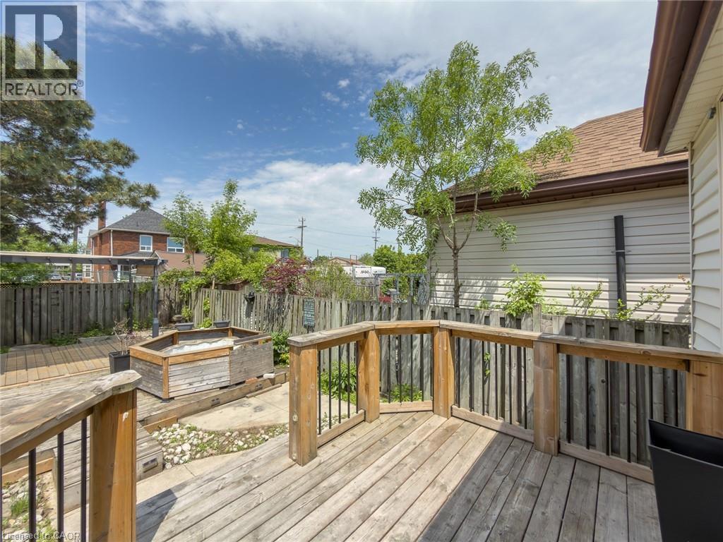 97 CROSTHWAITE Avenue N - 32