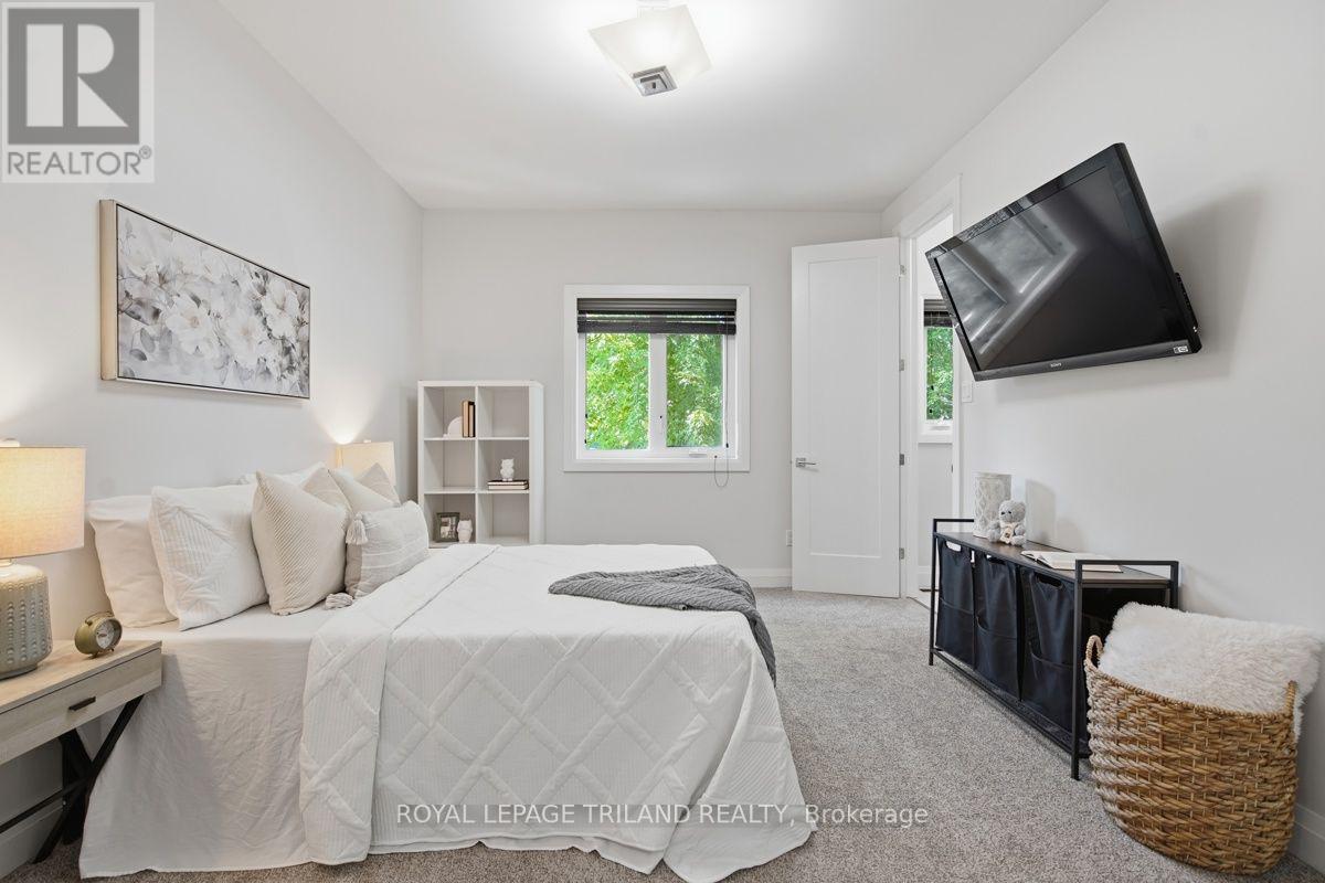 #4 433 HYDE PARK ROAD - Image 27