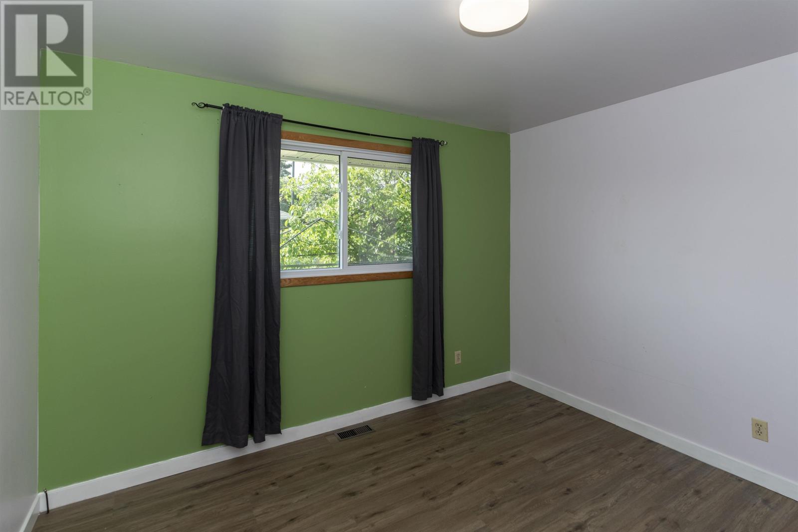 400 Victoria AVE W - 23