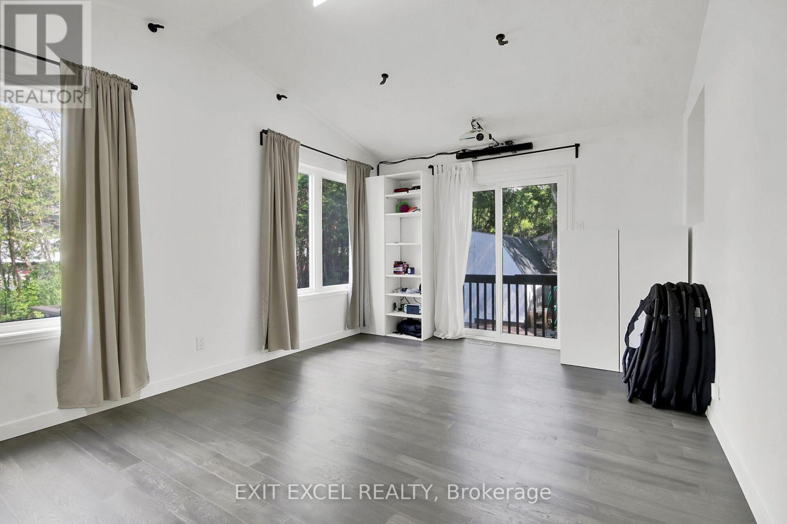 25 UXBRIDGE CRESCENT - 10