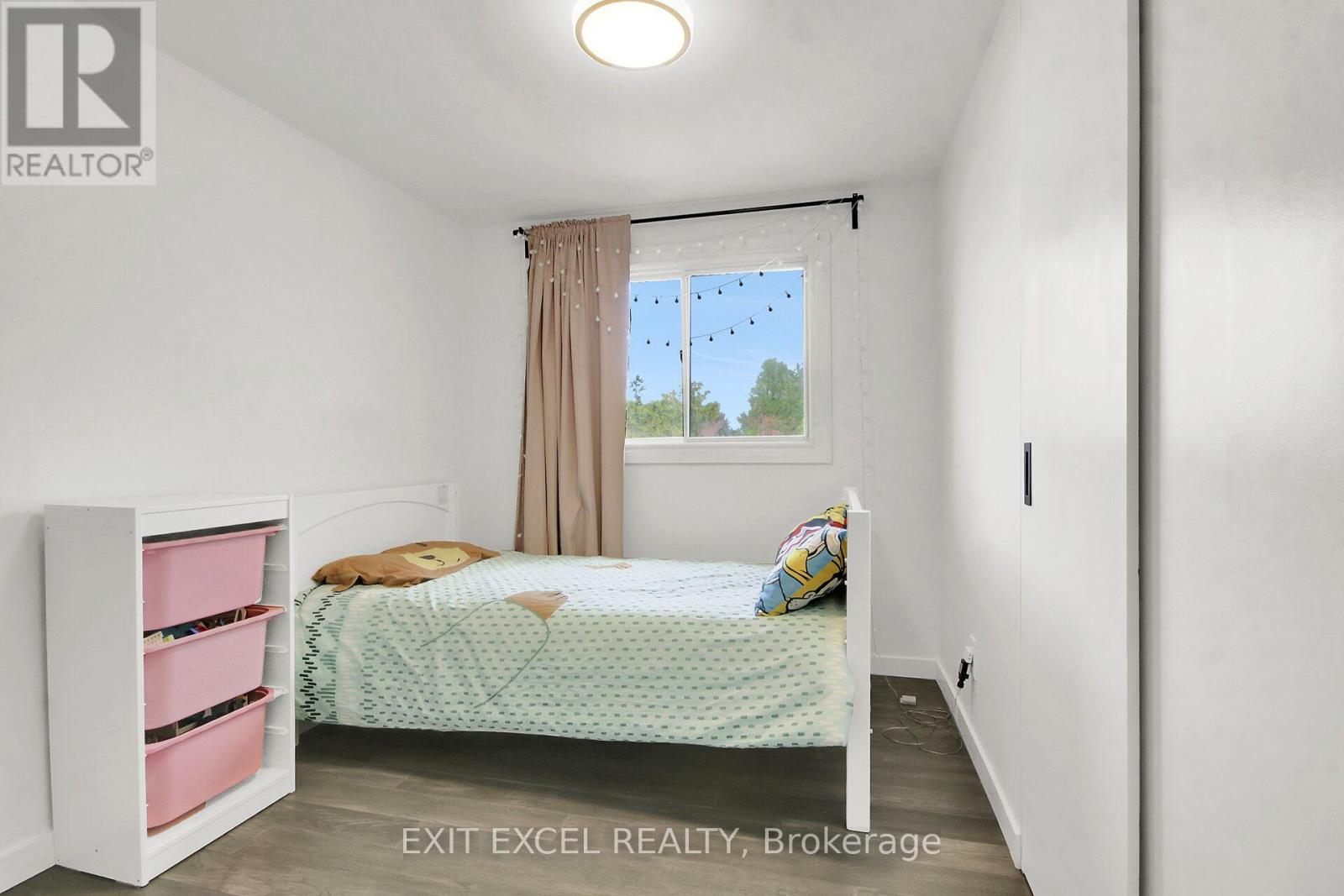 25 UXBRIDGE CRESCENT - 21