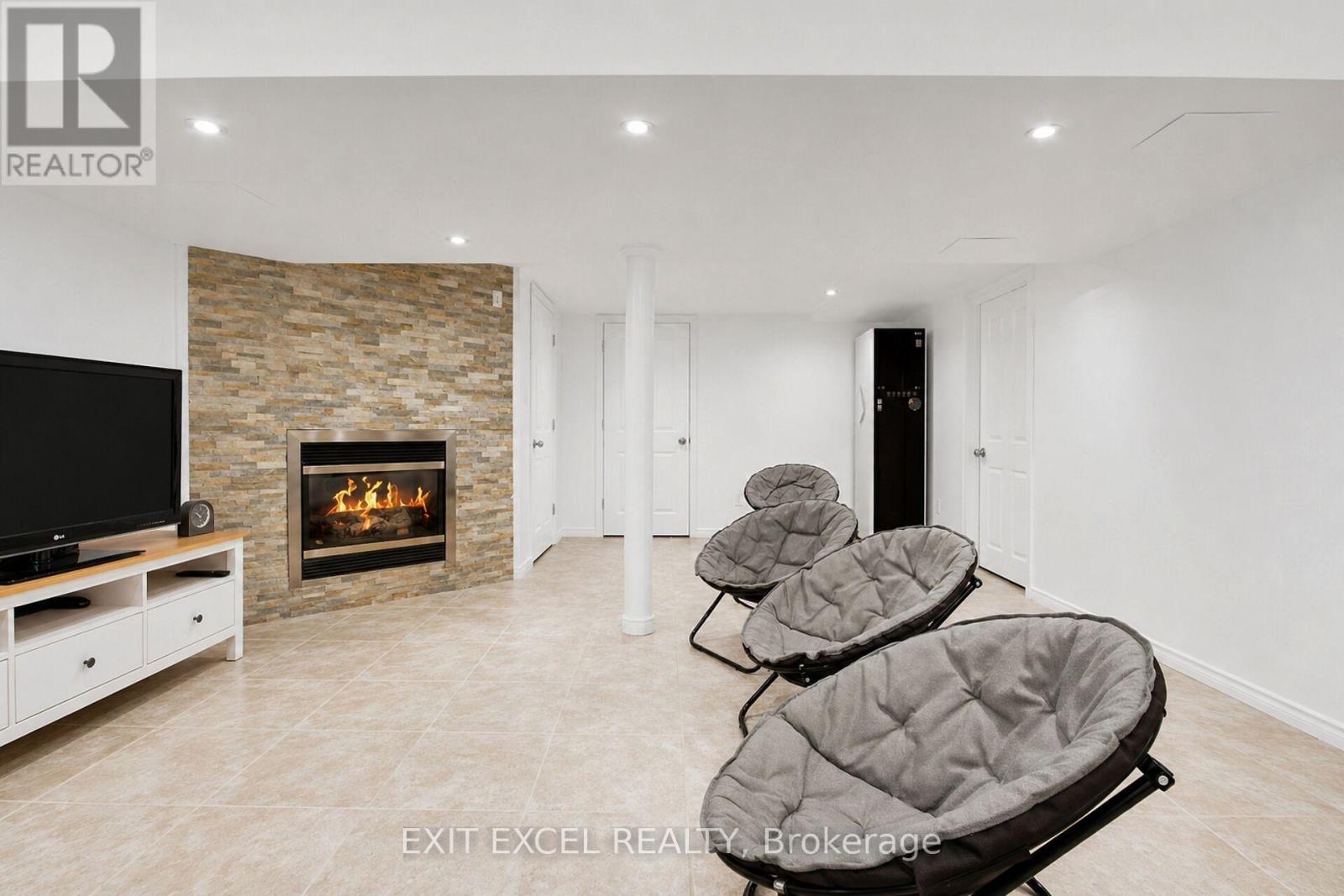 25 UXBRIDGE CRESCENT - 26